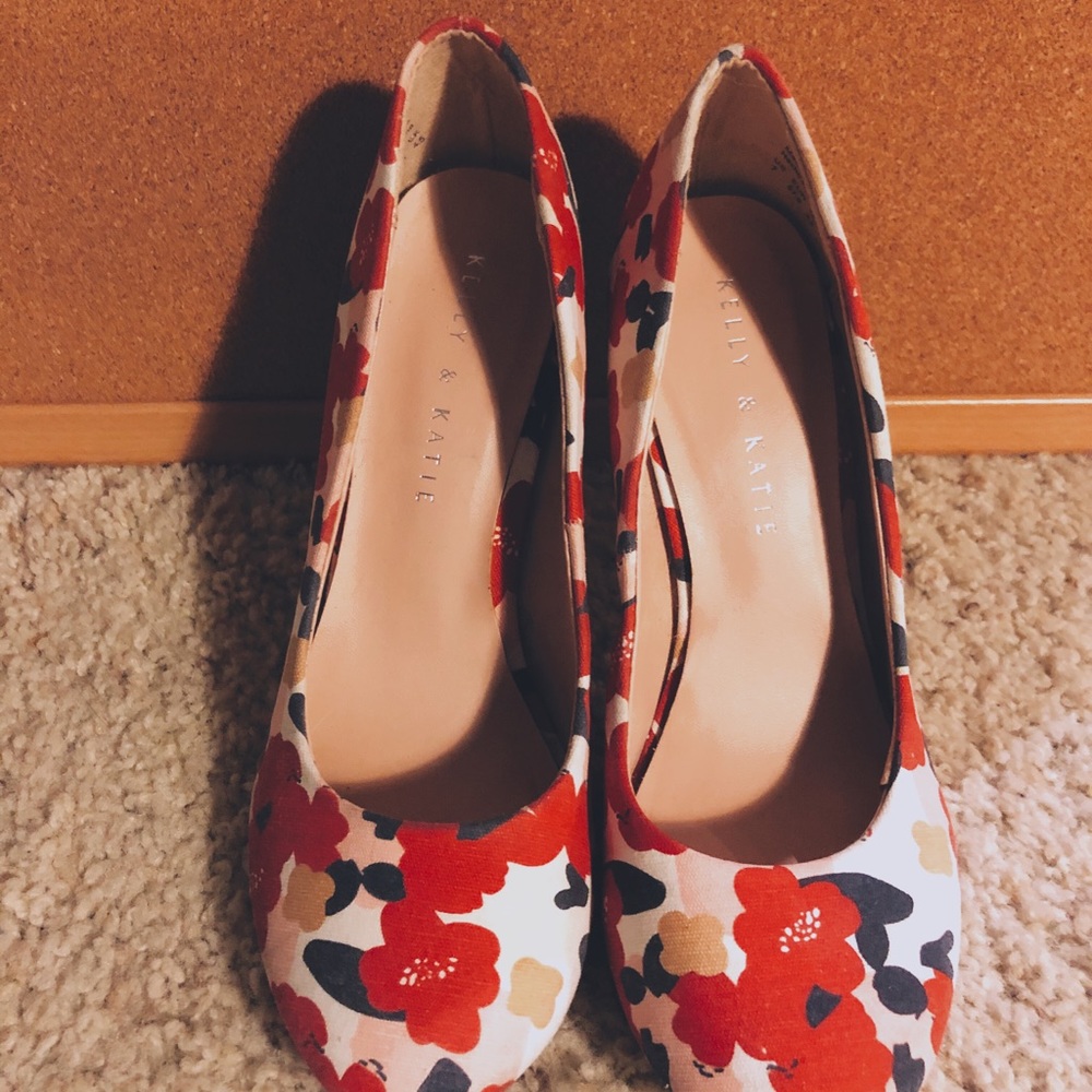 Kelly & Katie Floral Pumps - Picture 3 of 7